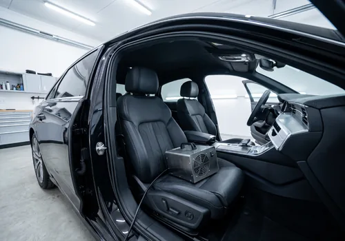 Auto osoonimine, osoonigeneraator musta auto salongis, vana lõhnapuud pärast töötlust tagasi ei riputata, sest see on sama lõhna endasse imenud.