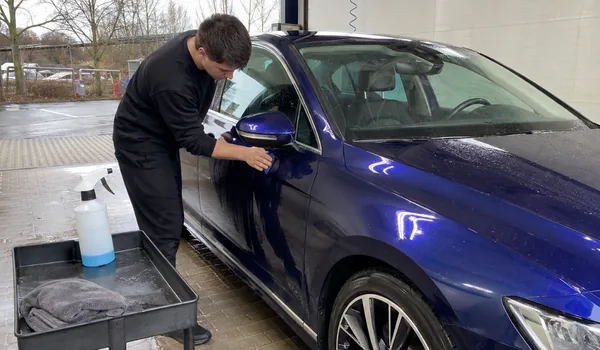 Auto savitamine, tumesinise auto märga ust töödeldakse käsitsi, savitamisel kasutatakse eraldi savilibestit, mitte autošampooni, mis kuivab pinnal liiga kiiresti.