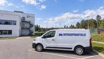Keila muusikakooli valge maja ja männimetsa ees seisab päikese käes autosisepuhastus.ee kirjaga valge kaubik, võtmete üleandmisel täidetakse allkirjaga protokoll ja aastal 2025 allkirjastati Keilas 152 protokolli.