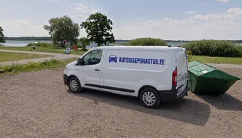 Maardu järve kaldal kruusasel platsil seisab autosisepuhastus.ee kirjaga valge kaubik, suvel antakse Maardu auto rannaparklas üle enne kella 10, mil parkla on veel tühi, ja aastal 2025 vahetasid võtmed siin omanikku 198 korda.