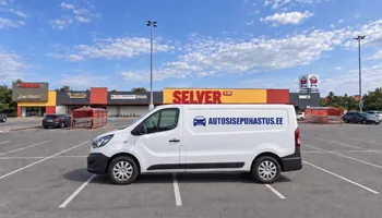 Peetri Selveri poe ees tühjal parkimisplatsil külgvaates valge autosisepuhastus.ee kirjaga kaubik, Peetri kohtumispaik on kasutusel 2019. aastast.