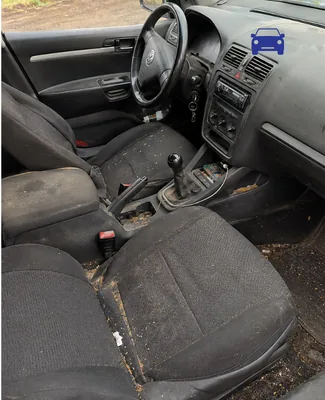 Kulunud ja määrdunud autosalong enne puhastust, istmekangasse kleepunud närimiskumm külmutatakse enne eemaldamist jahutusspreiga kõvaks.