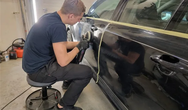 Esitiiva poleerimine väikese masinaga, paneelide servad on teibiga kaitstud, esitulede poleerimine mahub poleerimisvisiidile ilma lisapäevata.