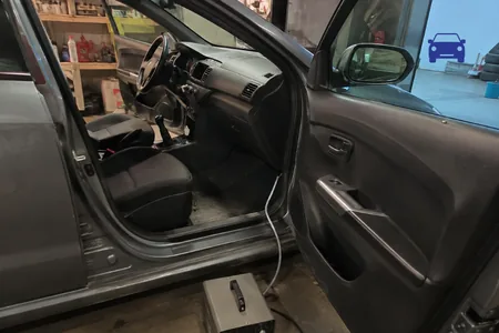 Lõhnaeemaldus, avatud uksega auto kõrval on põrandal seade, lõhnaallikat otsitakse ka varuratta süvendist, kuhu kogunev vesi annab salongile hallituselõhna.