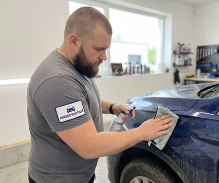Tehnik eemaldab tumesinise auto esitiivalt lendroostet pihusti ja lapiga, pehmema lakiga automarkidele valitakse peenem savi.