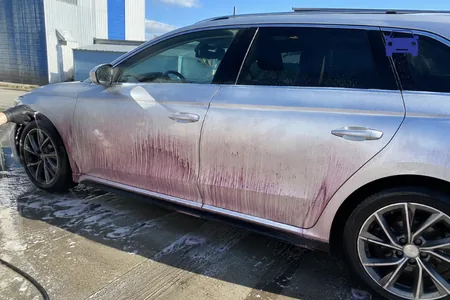 Pigi ja lendrooste eemaldus kere alaosalt, seda tööd teeb tehnik madalalt ratastega pingilt, mis hoiab silmad lävepaku kõrgusel.