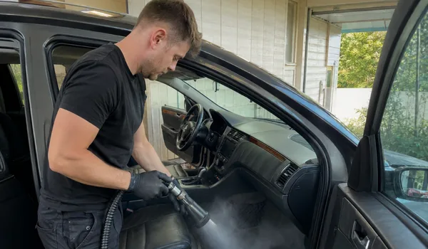Suitsulõhna eemaldamine, juhikohta töödeldakse aurupüstoliga, suitsuauto käigukangi kate tõstetakse üles, sest selle alla kogunenud tuhk annab lõhna edasi.